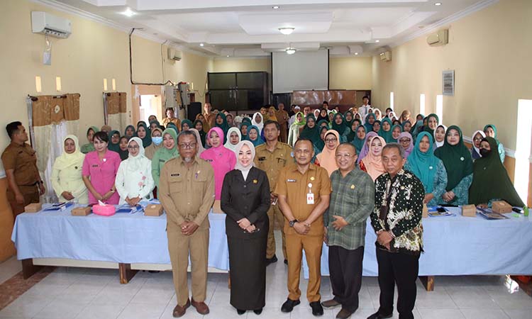 FOTO BERSAMA: Usai seremonial pembukaan sosialisasi, Staf Ahli Slamet Swantoro bersama para narsum Ketua TP PKK Kota Evariani, anggota DPRD Kota Abdus Syukur, arsiparis Soebiarto foto bersama pererta