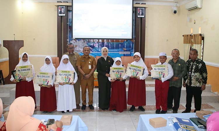 LOMBA BERTUTUR: Foto bersama usai penyerahan hadiah, inilah pemenang lomba bertutur tingkat SD/MI Se-Kota Probolinggo tahun 2025.