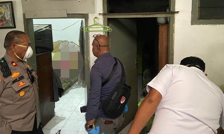 TKP: Petugas di lokasi rumah warga di Jalan Gajah Mada, Selasa (5/8) siang.