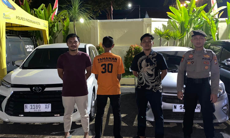 BERURUSAN HUKUM: AY (baju tahanan) yang kini mendekam di sel Polres Pasuruan Kota.