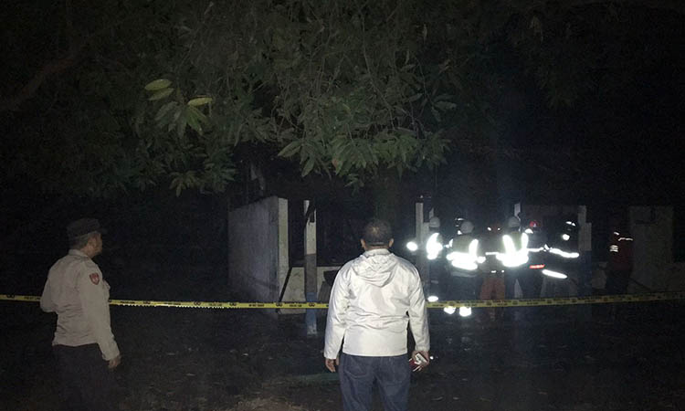 MALAM HARI: Petugas di lokasi kebakaran yang terjadi akhir Juli lalu. Insiden ini masih didalami kepolisian.
