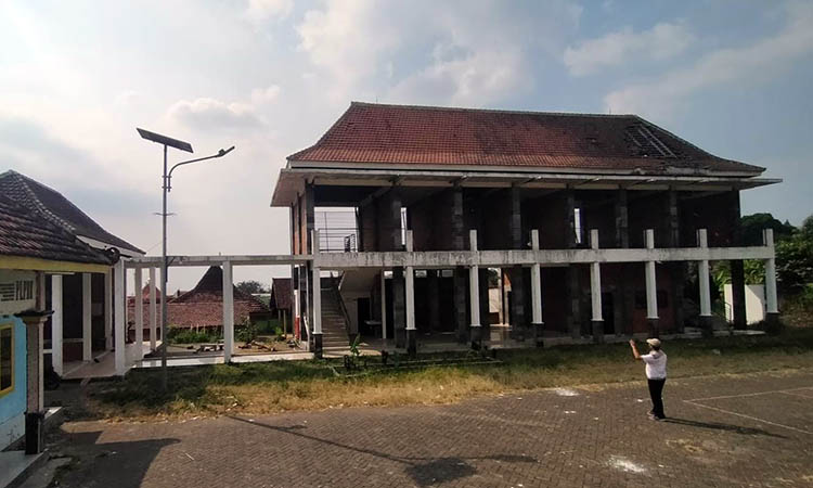 MEMPRIHATINKAN: Keberadaan Gedung TIC Puspo yang mangkrak. Meski dibangun sejak 2019, hingga kini bangunan tersebut tak kunjung difungsikan.