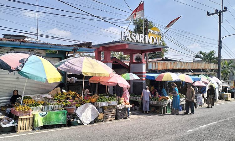 BERDERET: Deretan pedagang buah yang ada di Pasar Indah Prigen. Rencana revitalisasi mengemuka, sejak beberapa tahun lalu. Namun, hingga saat ini belum terlaksana.
