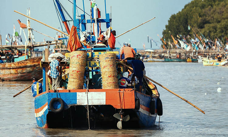 TANGKAPAN BAGUS: Para nelayan saat berlayar untuk menangkap ikan. Sejauh ini, hasil tangkapan nelayan cukup bagus.