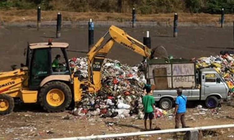 ANGKUT: Mesin ekskavator saat mengangkut sampah-sampah yang ada di TPA Wonokerto. Tumpukan sampah di TPA setempat, menjadi sorotan.