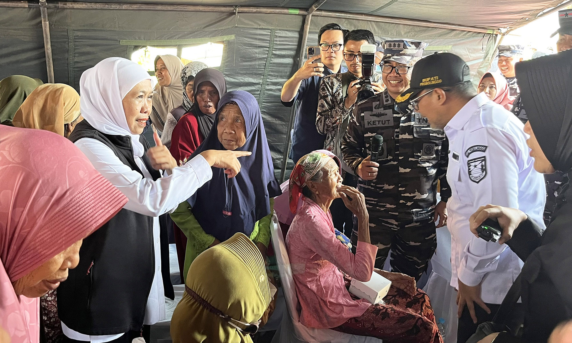 RAMAH: Gubernur Jawa Timur, Hj. Khofifah Indar Parawansa dan Bupati Probolinggo, dr. Mohammad Haris berinterkasi dengan warga yang mengikuti pengecekan kesehatan gratis.