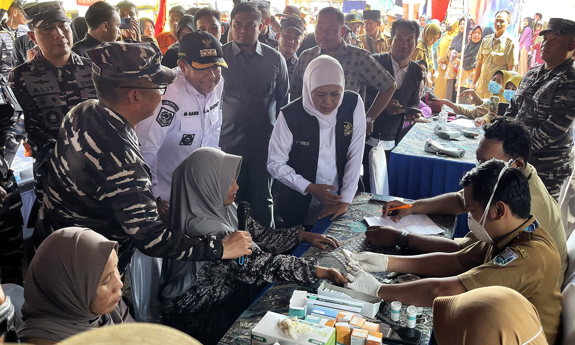 MERAKYAT: Bupati Probolinggo, dr. Mohammad Haris bersama Gubernur Jawa Timur, Hj. Khofifah Indar Parawansa dan pihak Lantamal V meninjau pelaksanaan pengecekan kesehatan gratis.