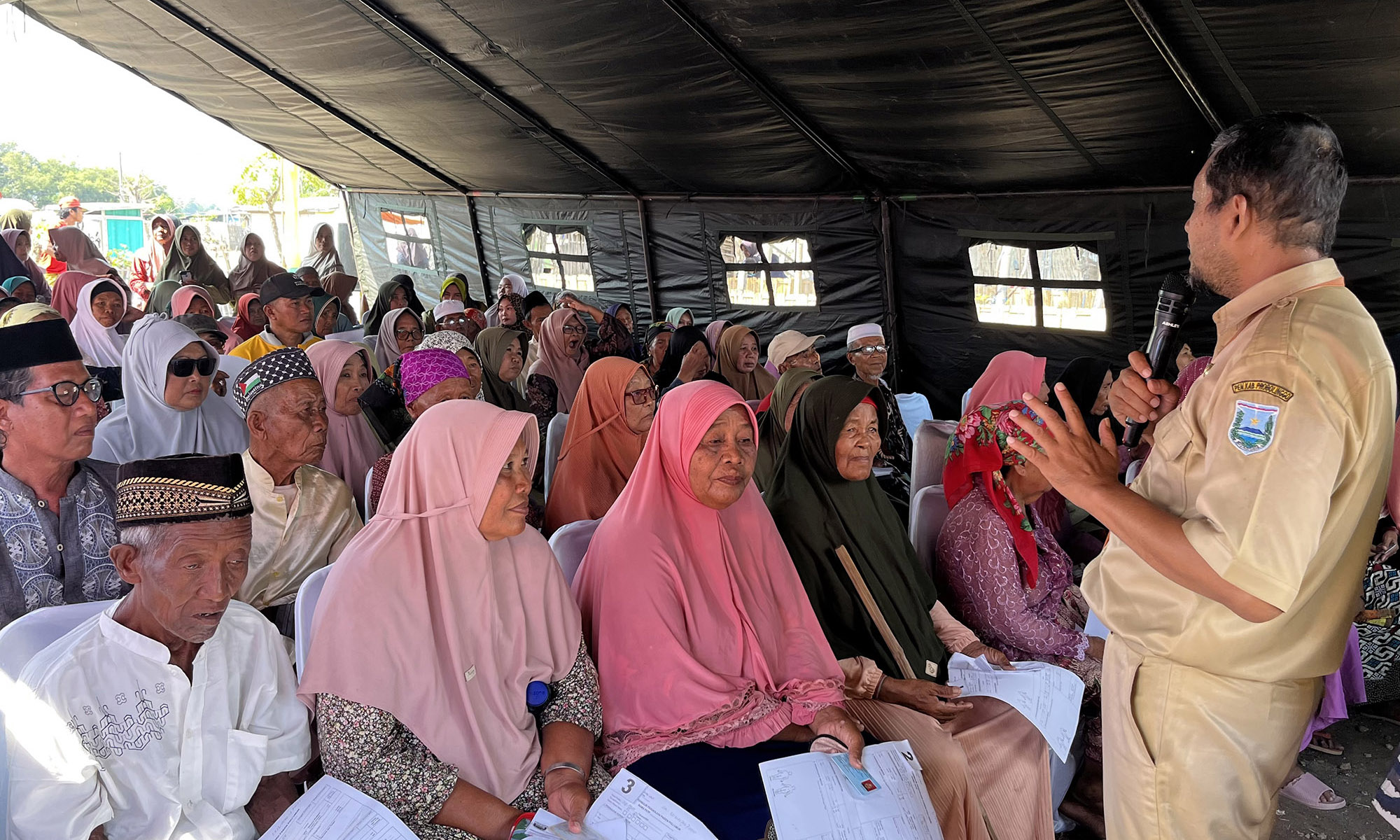 PENYULUHAN: Petugas dari Dinkes Kabupaten Probolinggo memberikan penyuluhan tentang penyakit Kusta dalam agenda pengecekan kesehatan gratis.