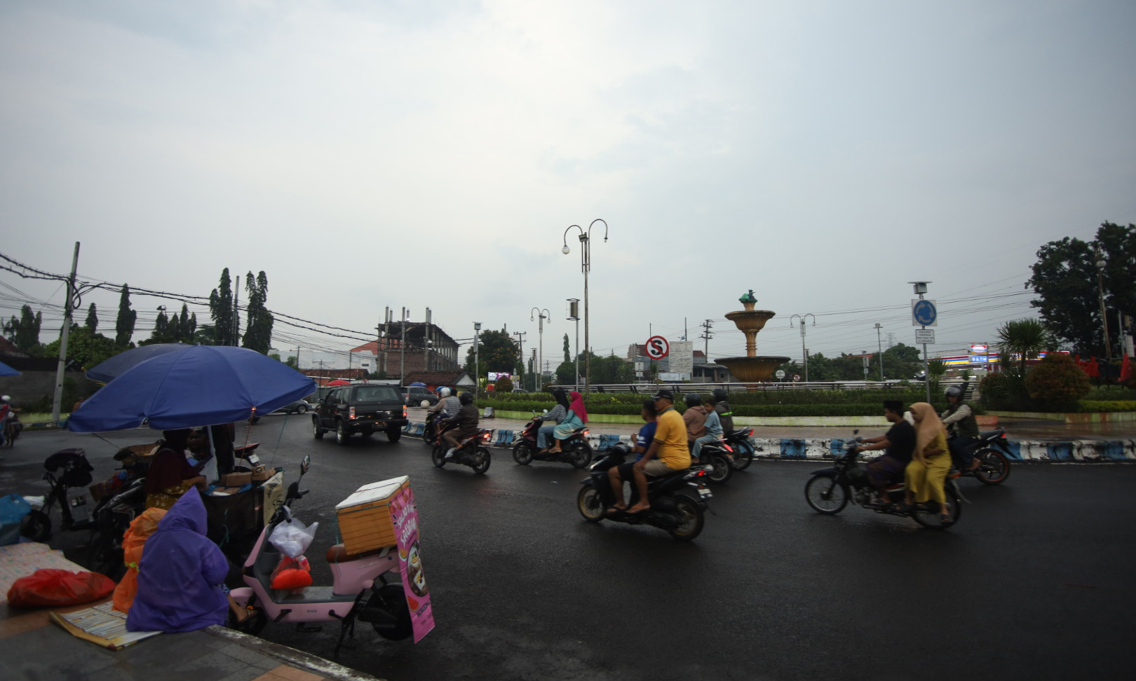 SELALU RAMAI: Sejumlah pengendara melintas di Bundaran Gladak Serang, Kota Probolinggo, beberapa waktu lalu.