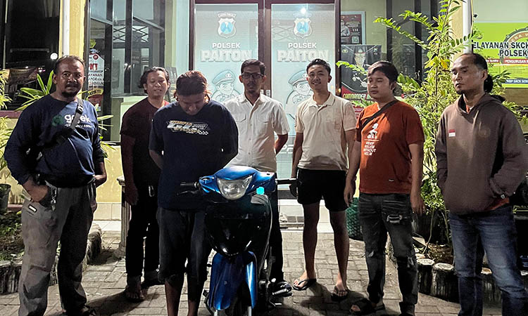 TAK BERKUTIK: Nurul Mustofa (wajah tertunduk) yang sudah diamankan di mapolsek Paiton.