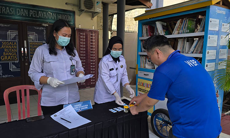 SAMPEL: Petugas Rutan Bangil mengambil sampel urine warga binaan. Langkah ini dilakukan, sebagai langkah sterilisasi warga binaan dari penggunaan narkoba.