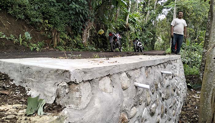 KOKOH: Kepala Desa Sumberduren Muhammad Nufan Syaiful Yahya mengecek TPT di RT 1/RW 1, Dusun Krajan, yang sudah selesai dibangun.