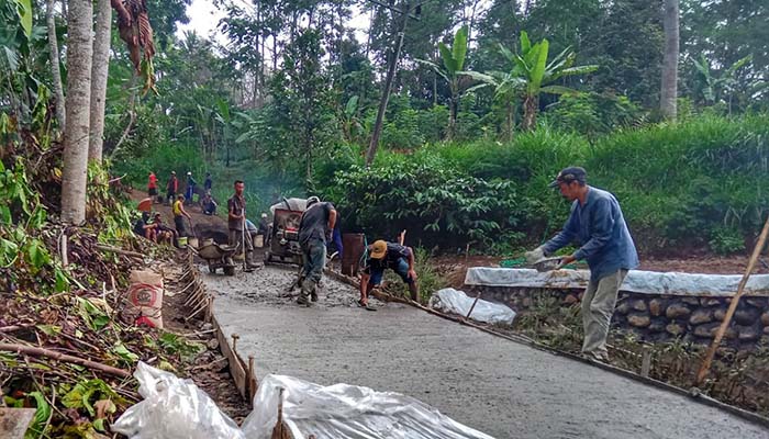 DIBANGUN: Sejumlah pekerja merabat beton jalan di RT 6/RW 2 dan RT 8/RW 2, Dusun Tengah.