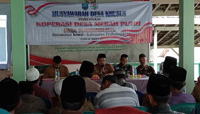 SINERGI: Kepala Desa Sumberduren Muhammad Nufan Syaiful Yahya (pegang mik) dalam Musdessus Pembentukan Koperasi Merah Putih.
