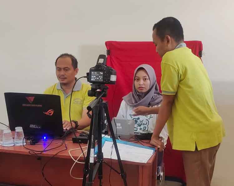 REKAM KTP: Salah seorang warga sedang melakukan perekaman E-KTP di Disdukcapil Kabupaten Probolinggo.