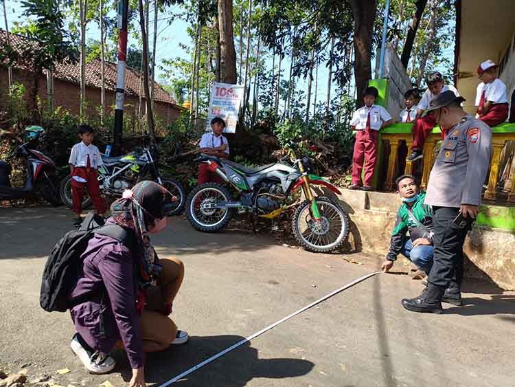 DIUKUR: Petugas melakukan monev jalan RT 1/RW 1, Dusun Curah Krajan, Desa Betek, yang sudah selesai dibangun.