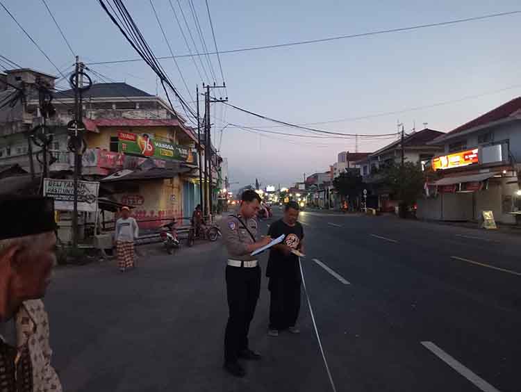 OLAH TKP: Anggota unit Gakkum Satlantas Polres Probolinggo saat sedang melakukan olah TKP.