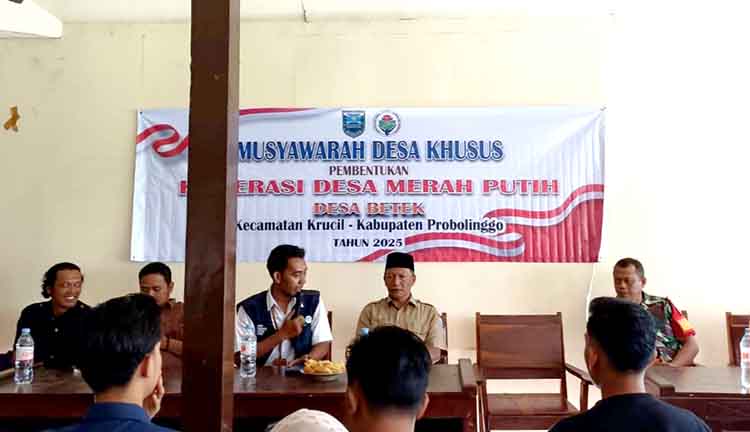KOMPAK: Pj Kepala Desa Betek Sunarto (pakai peci) saat Musdessus pembentukan Koperasi Merah Putih.