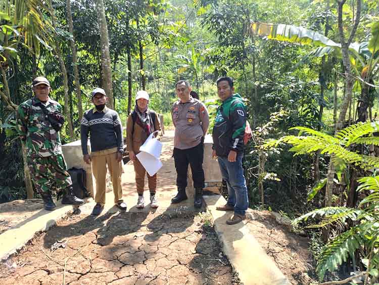 KOKOH: Petugas melakukan monev hasil pembangunan jembatan di RT 10/RW 9, Dusun Dungbangu, Desa Betek.