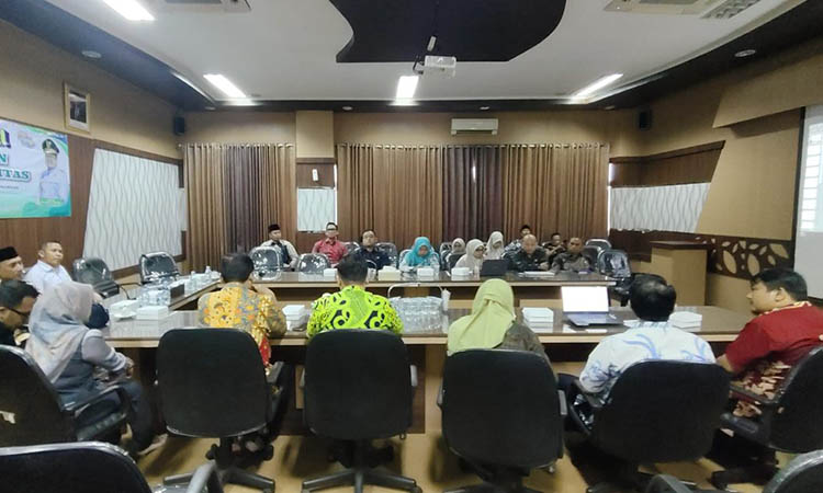 BAHASAN AWAL: Diskusi panel soal jaringan utilitas yang digelar Diskominfo bekerja sama dengan DPRD Kabupaten Probolinggo, Kamis (31/7) di kantor bupati.