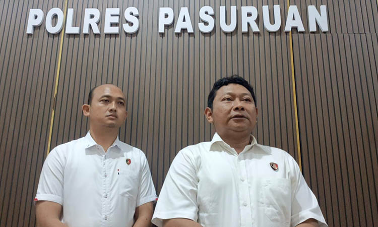 BERI KETERANGAN: Kasatresnarkoba Polres Pasuruan Iptu Yoyok Hardianto (kanan) didampingi KBO Satresnarkoba Polres Pasuruan Ipda Indranata, saat memberikan keterangan.