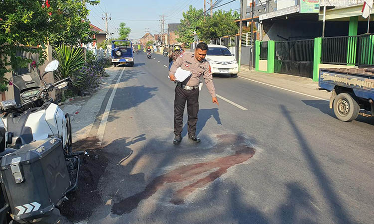 CARI PETUNJUK: Personel Satlantas Polres Pasuruan Kota saat olah TKP di Jalan KH