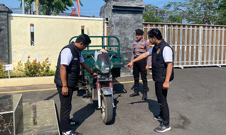 PELAT DIGANTI: Motor gerobak roda 3 bantuan untuk desa yang dijadikan Kades Karangpandan sebagai jaminan utang. (Fuad Alyzen/ Radar Bromo)