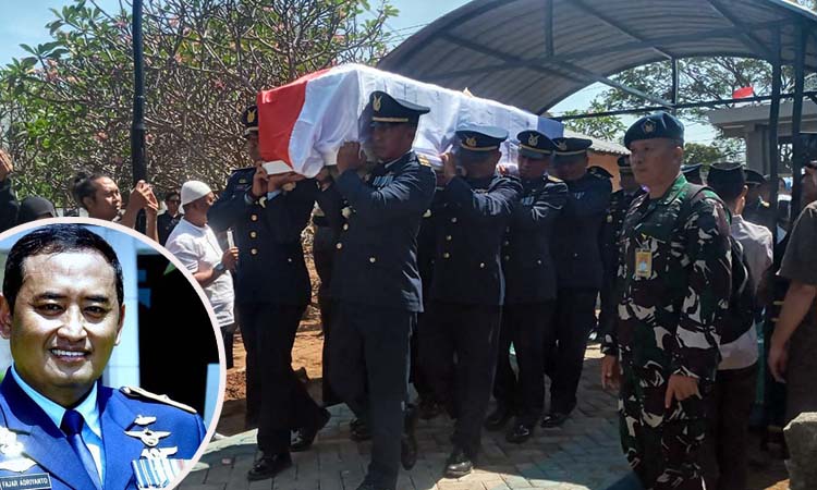 Proses pemakaman Marsma TNI Fajar Adriyanto. Inset Marsma TNI Fajar Adriyanto semasa hidup.