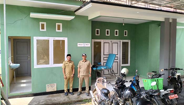 LEBIH NYAMAN: Kepala Desa Roto Sriyanto (kanan) dan Bendahara Desa Roto Imam Muhlisin mengecek hasil perbaikan Polindes di RT 3/RW 1, Dusun Krajan.