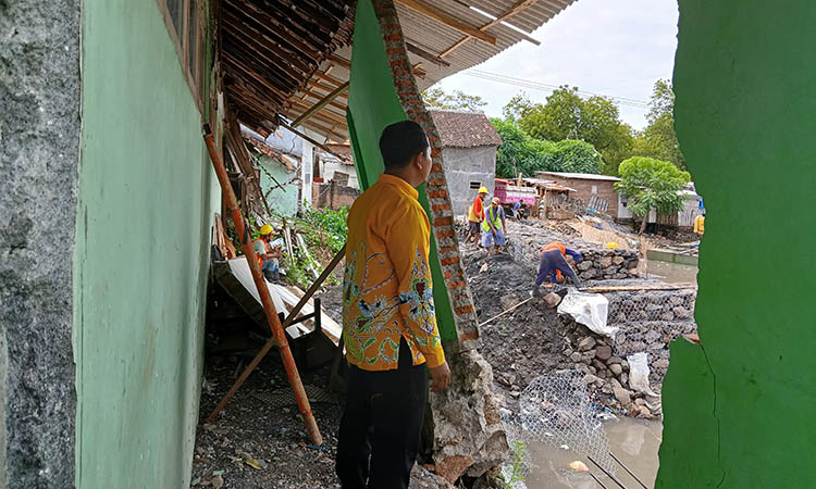 PERLU DIBENAHI: Salah satu guru SDN Kalibuntu 1 berada di lokasi kelas yang rusak akibat bencana alam beberapa waktu lalu.