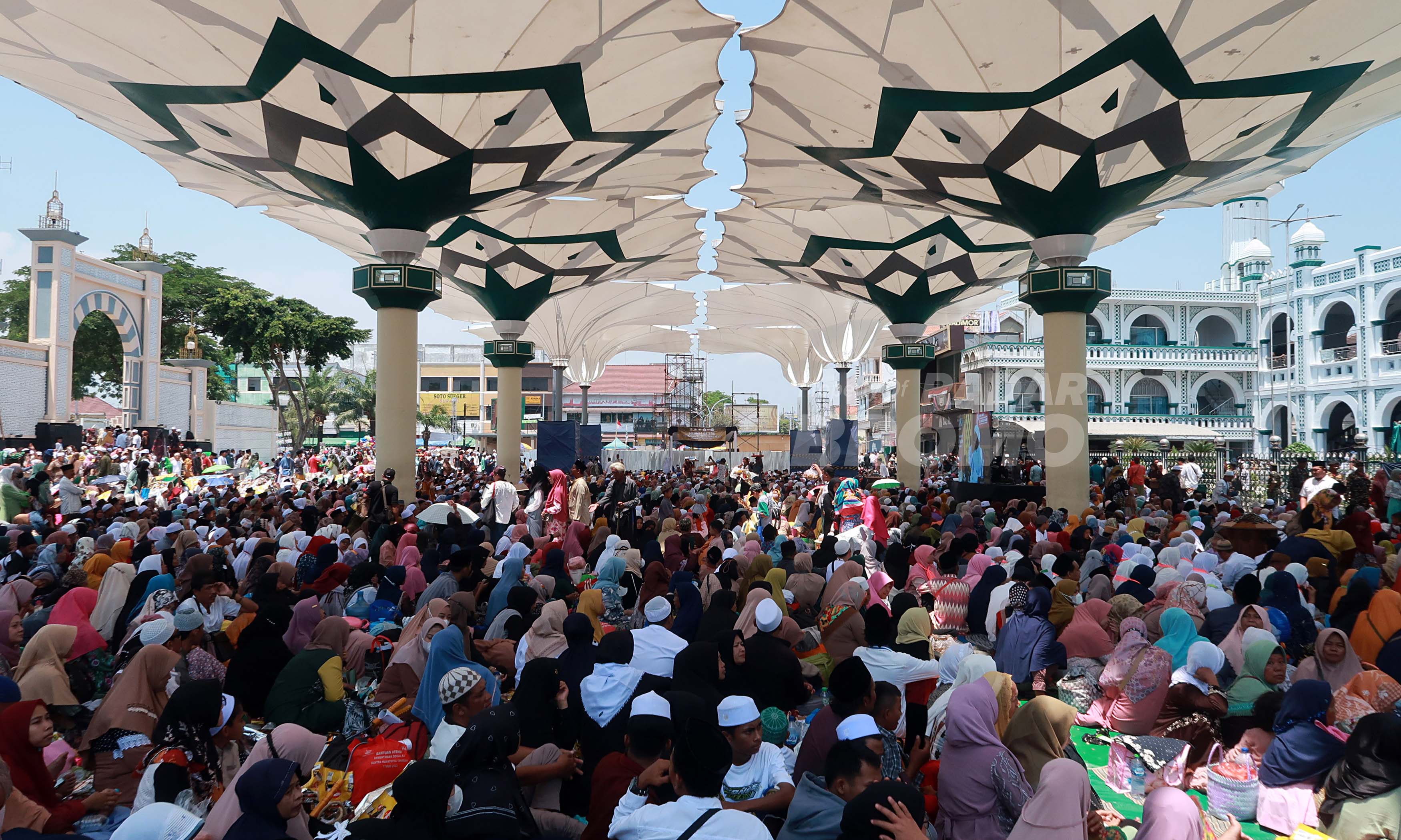 RAMAI: Kegiatan Haul Kiai Hamid yang dijejali banyak jemaah. Tahun ini, Pemkot Pasuruan kembali menyiapkan hibah untuk kegiatan haul, meski jumlahnya tak sebesar sebelumnya.