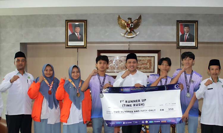 BANGGA: Bupati Pasuruan Rusdi Sutejo mengundang Muhammad Ravy Habibi, Fachri Insan Hidayatulloh, dan Kevin Andrea Deni Saputra setelah mereka meraih 1st Runner Up di ajang IIUM Robotic Competition.
