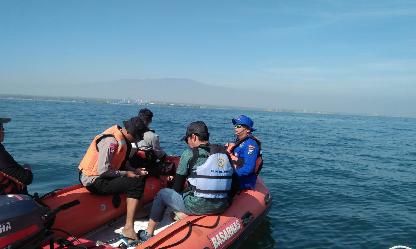 PATROLI: Satpolairud Polres Pasuruan menyisir perairan Lekok mencari pemancing yang tenggelam.