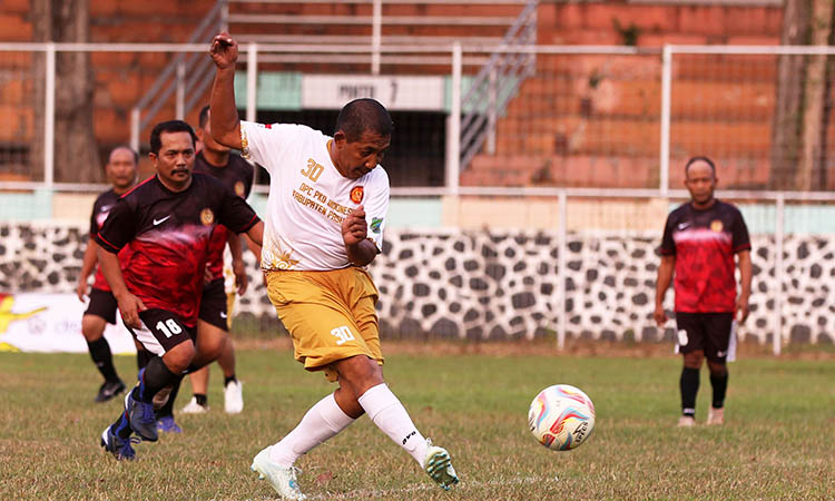 GEMILANG: Pemain PKDI Kabupaten Pasuruan saat tampil gemilang melawan PKDI Kediri, Rabu (6/8). Dalam laga tersebut, Kabupaten Pasuruan berhasil unggul 4-1.