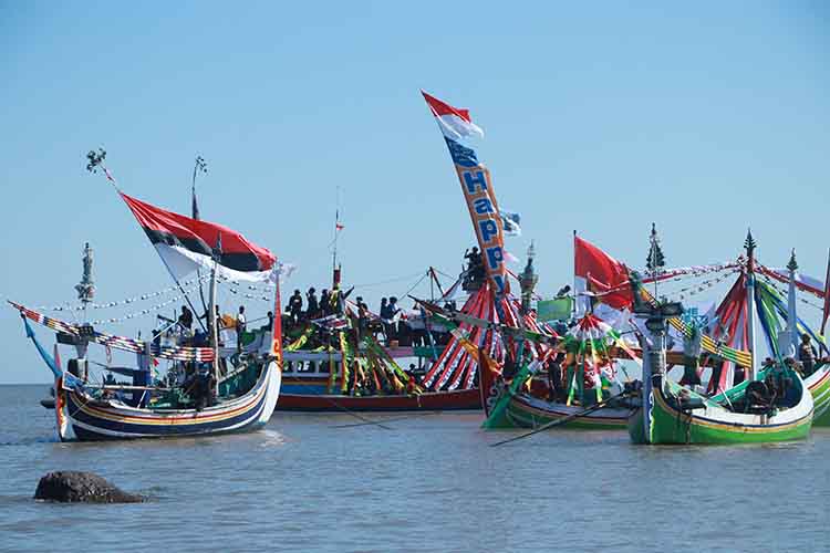NELAYAN: Sejumlah nelayan menggelar petik laut di perairan Kalibuntu, Kecamatan Kraksaan, beberapa waktu lalu.