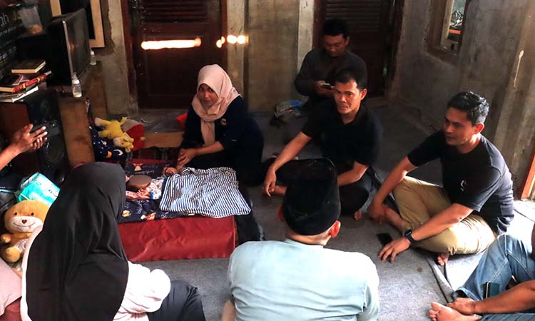 PULAS: Kapolresta Probolinggo AKBP Rico Yusmari menjenguk bayi DAA, 3 bulan, di LKSA Panti Asuhan Al Umah, Kelurahan Kareng Lor, Kecamatan Kedopok, Kota Probolinggo, Sabtu (2/8) siang.