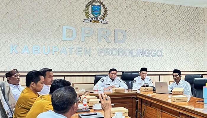 CARI SOLUSI: RDP antara Komisi II DPRD Kabupaten Probolinggo bersama sejumlah pihak membahas kelangkaan beras medium di pasaran.
