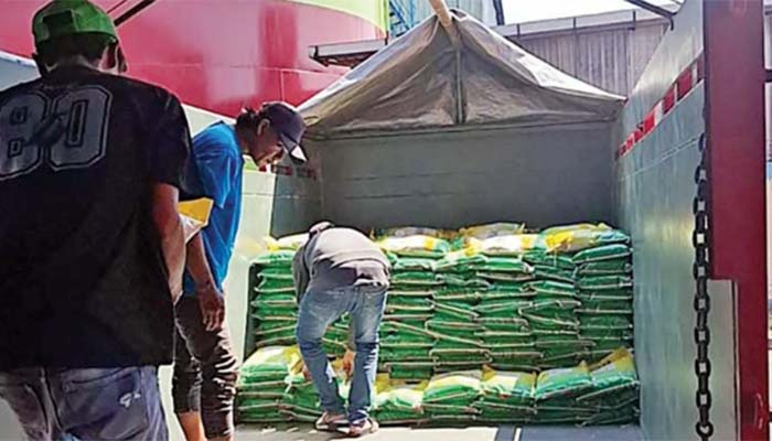 Proses pengangkutan beras SPHP oleh petugas Bulog Kancab Probolinggo untuk didistribusikan di pasaran.
