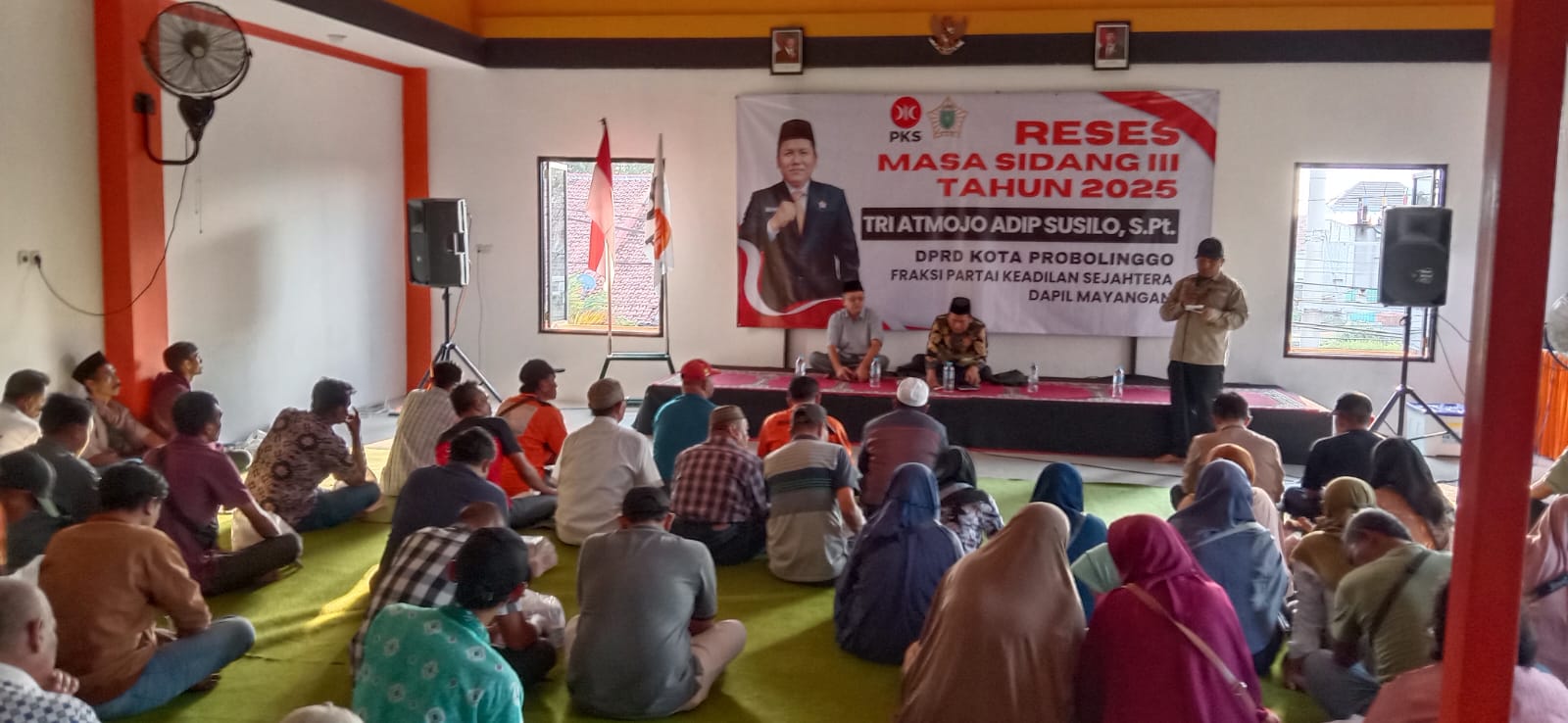 BAHAS INFRASTUKTUR: Ketua Fraksi PKS DPRD Kota Probolinggo Tri Atmojo Adip Susilo, S.Pt, menggelar Reses Masa Sidang ke-3 tahun 2025 di kantor DPD PKS Kota Probolinggo, Selasa (5/8).