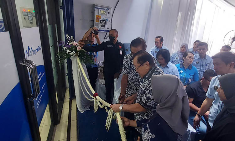 RESMIKAN: Pemotongan pita yang menandai diresmikannya cabang baru BPR Wilis di Pasuruan.