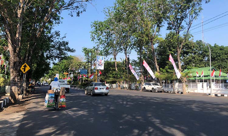 : Sejumlah pengendara melintas di ruas Jalan Panglima Soedirman, Kota Probolinggo, Kamis (7/8) sore. Ruas jalan ini ditutup sebagian untuk acara Gemuruh Nusantara.