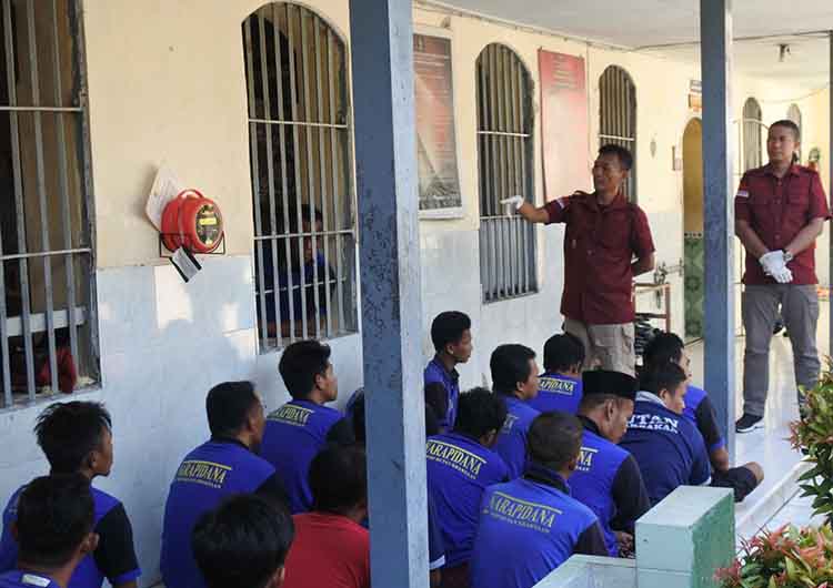 BERI PENGARAHAN: Warga binaan mendapatkan pengarahan di Rutan Kelas IIB Kraksaan. Kini, 221 napi diusulkan mendapatkan remisi HUT ke-80 Kemerdekaan RI.