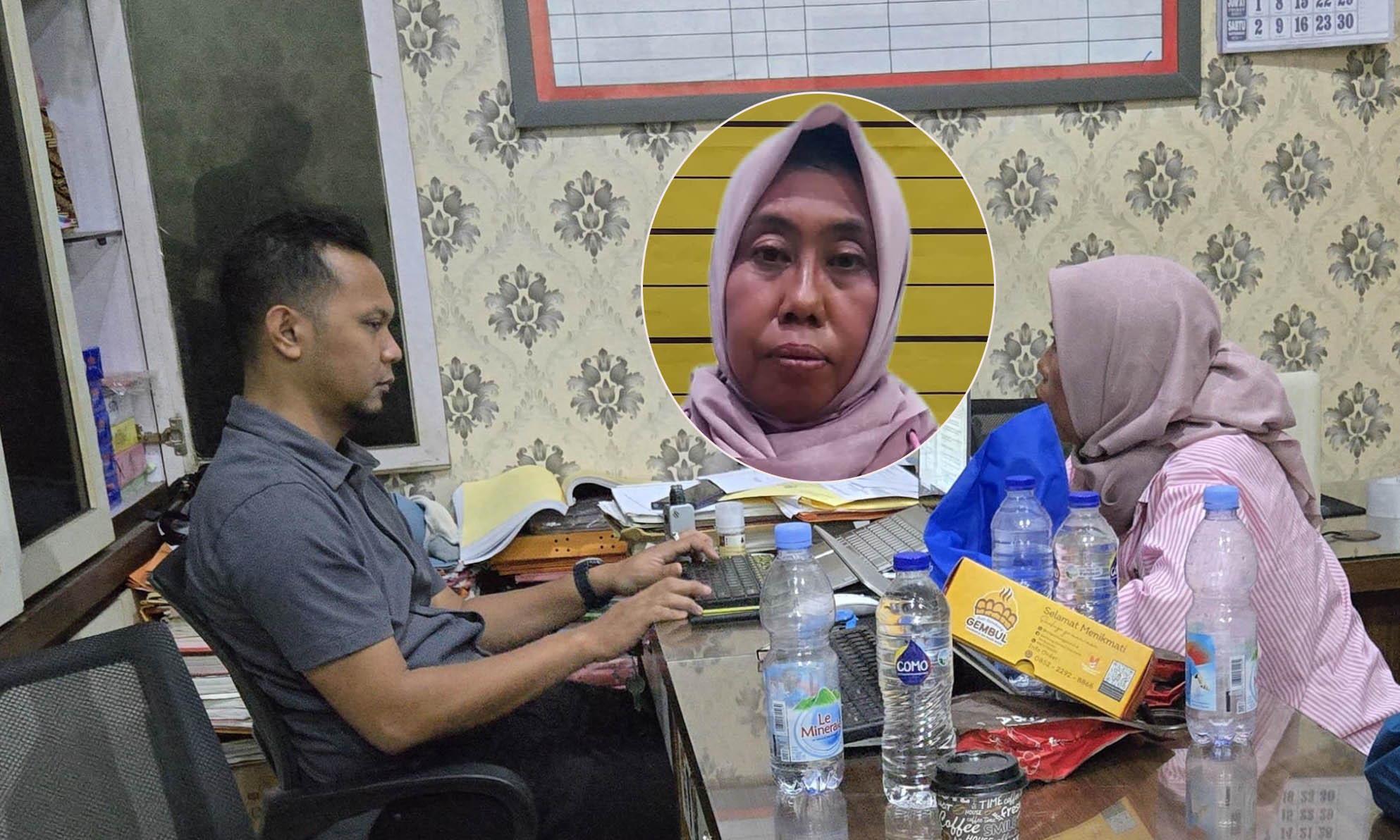 BERHIJAB: Anna Fardiana (kanan dan inset), tersangka penipuan penjualan minyak goreng diperiksa penyidik di Satreskrim Polres Pasuruan.