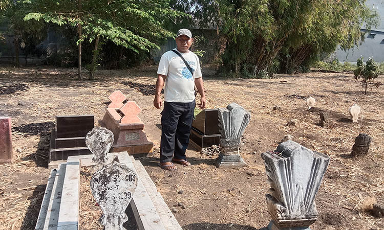 MAKAM: Juru Kunci, Anang, saat sedang menujukkan makam Kiai Basir. Ia dikenal sebagai pembabat alas kelurahan setempat.