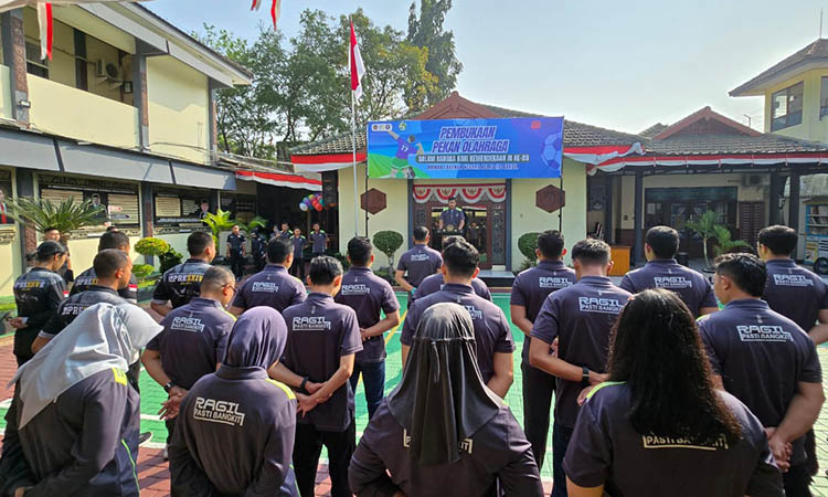 APEL: Kegiatan apel yang dilakukan di Rutan Bangil. Di hari kemerdekaan, ratusan warga binaan Rutan Bangil diusulkan mendapatkan remisi.
