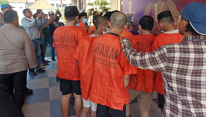 TERSANGKA: Sebanyak 19 tersangka kasus narkotika di keler saat pers rilis di Mapolres Probolinggo, Jumat (8/8) sore.
