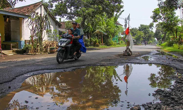 MENGGENANG: Kerusakan jalan di salah satu ruas yang ada di Kabupaten Pasuruan, pada Maret 2025. Tahun ini, Pemkab Pasuruan menyiapkan dana puluhan miliar untuk penanganan jalan.