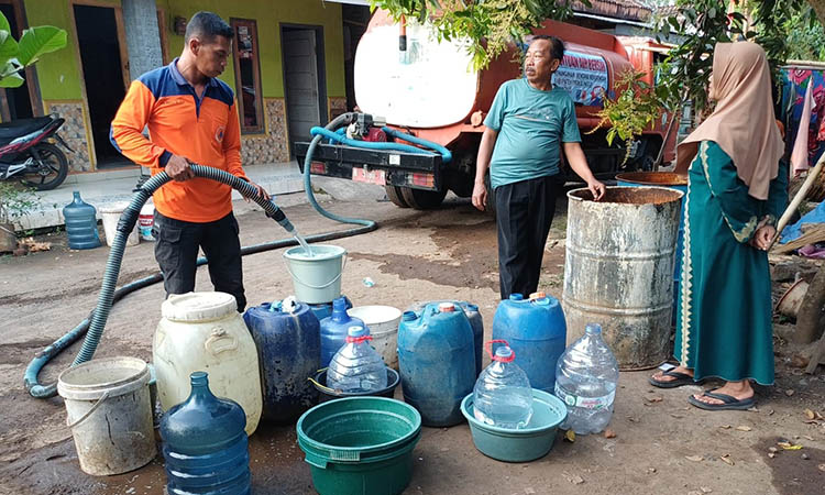 CUKUPI KEBUTUHAN: Warga di Kabupaten Probolinggo antre kiriman air bersih dari BPBD.