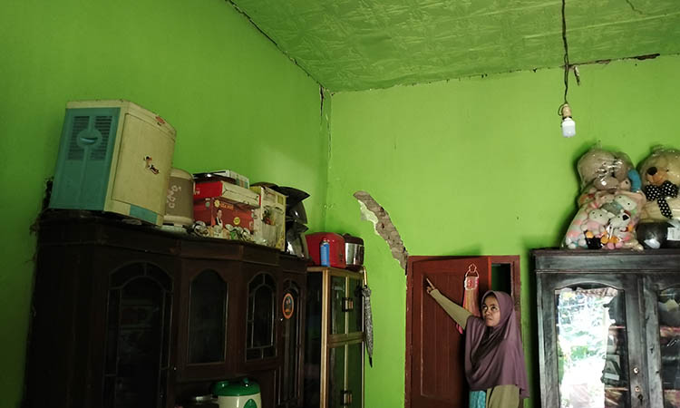 RETAK: Warga Desa Tiris menunjukkan bangunan rumahnya yang retak karena gempa. Zona kuning kebencanaan semakin bertambah.
