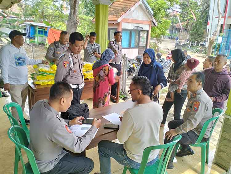 ANTRE: Sejumlah warga mengantre untuk membeli beras SPHP di kantor Kecamatan Pandaan, Minggu (10/8).